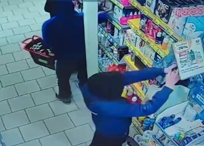 Зумеры под камерами нагло обчистили супермаркет на 30 тысяч рублей под Волгоградом