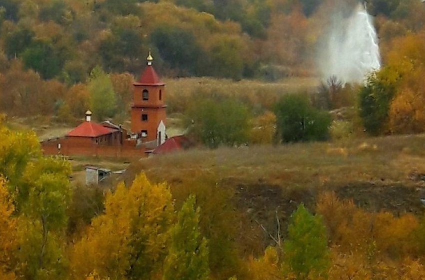 В пойме реки Царица в Волгограде забил незапланированный фонтан