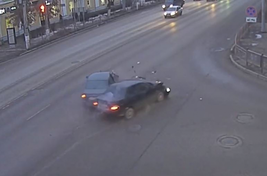 На видео попала «Лада Приора», протаранившая у «торгушки» в Волгограде такси
