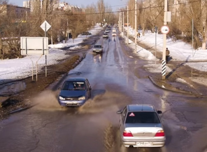 Красивые кадры с высоты птичьего полета увековечили лужу на западе Волгограда 