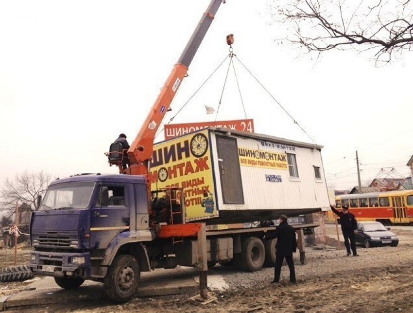 На западе Волгограда снесли нелегальную шиномонтажную 