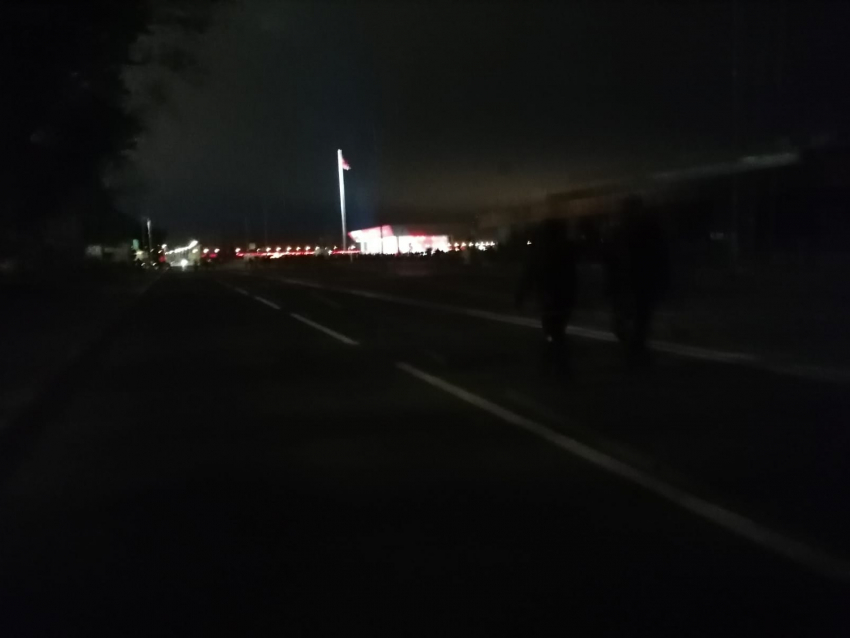 Волгоградцы после «Света Великой Победы» у БК-31 бредут в темноте: видео