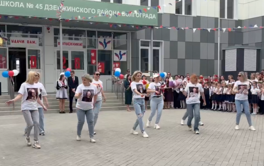 Мамы отожгли на Последнем звонке в Волгограде: «Танцпол везде!»