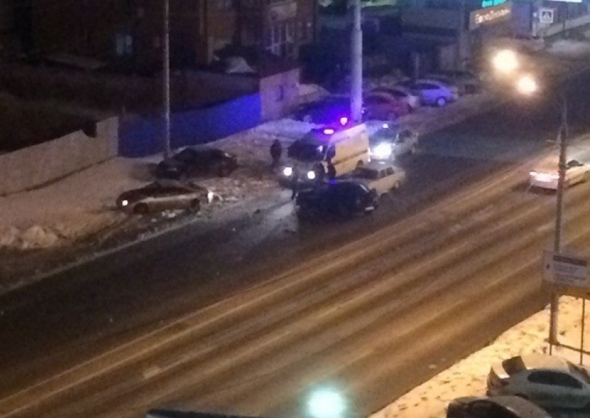 Авто превратились в груды искореженного металла после ДТП в центре Волгограда