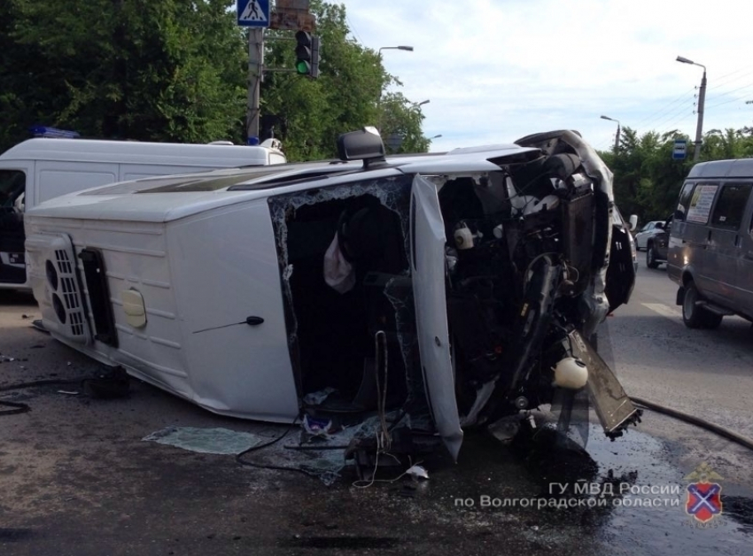 В Волжском столкнулись пассажирский автобус Mercedes и внедорожник: 7 пострадали