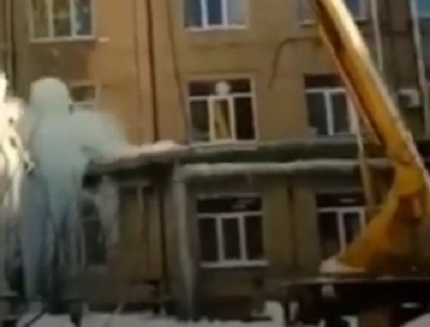 В Волгограде распространили видео огромной сосульки, пробившей козырёк дома