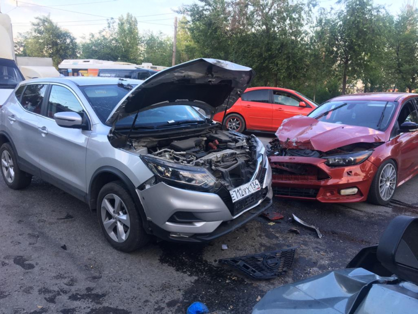 Машины «всмятку", виновник скрылся: массовое ДТП в Волгограде попало на видео