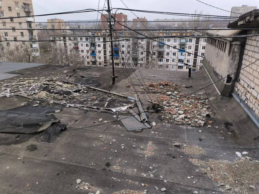 «Что делать будем, когда в квартиру потечет?»: треш-разруху на крыше пятиэтажки снял на видео волгоградец