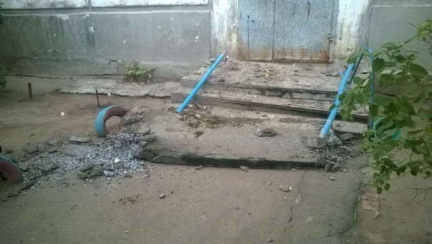 На юге Волгограда бетонный козырек подъезда обрушился на трех девочек