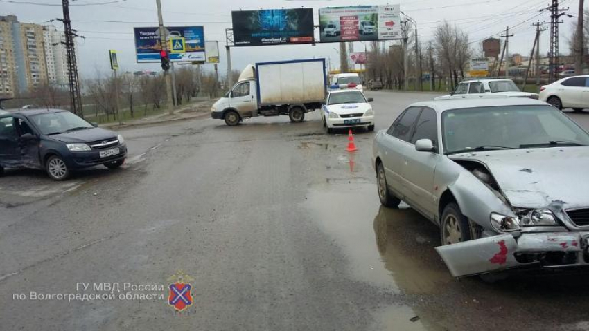 На западе Волгограда «Лада Гранта» протаранила Audi А-6