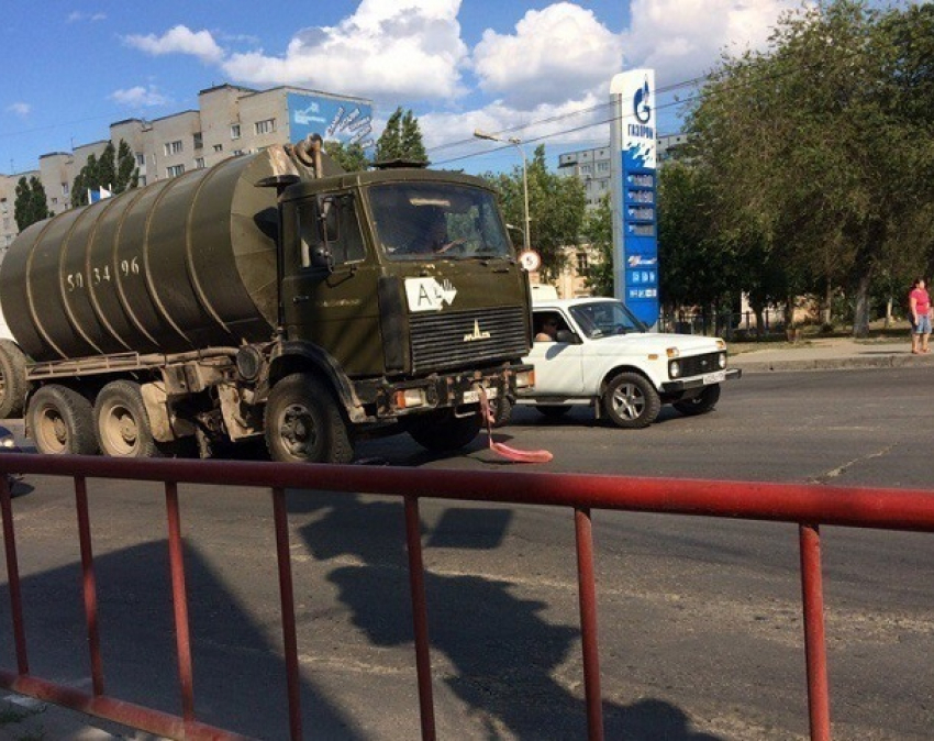 Сломавшийся МАЗ создает большую пробку в Ворошиловском районе Волгограда