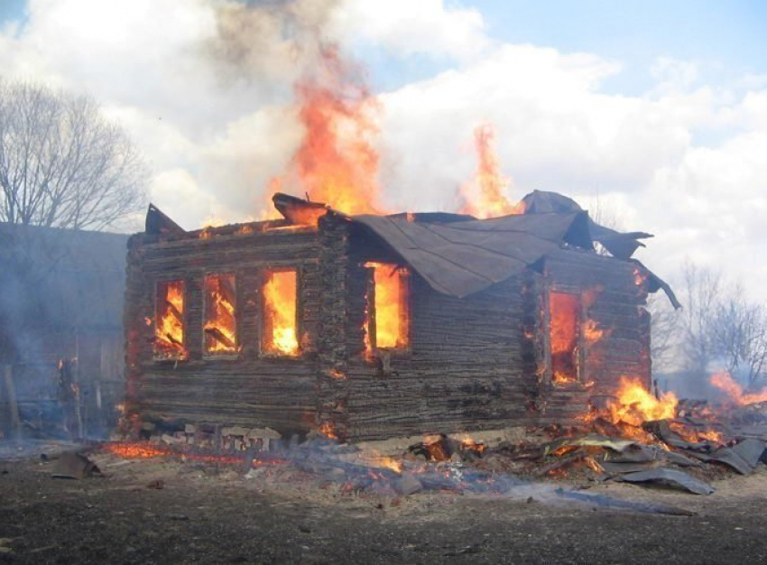 На севере Волгограда сожгли дачу вместе с хозяином 