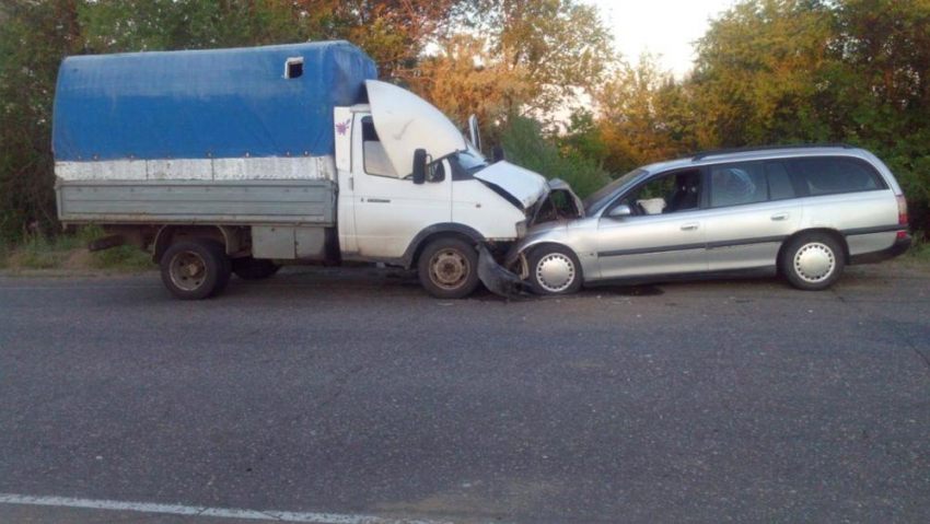 Под Волгоградом водитель на грузовике протаранил Opel