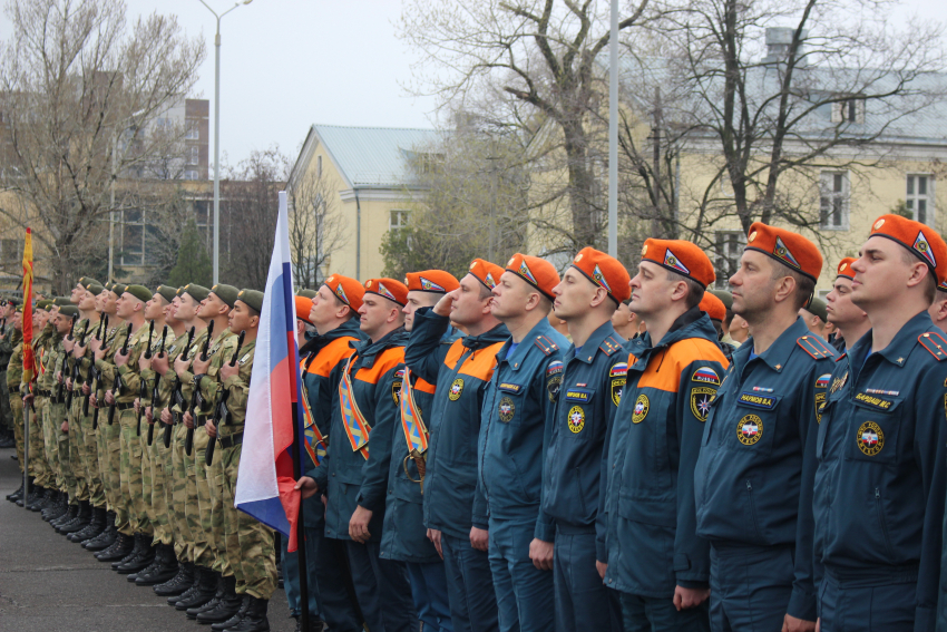 В Волгограде сотрудники МЧС провели репетицию Парада Победы