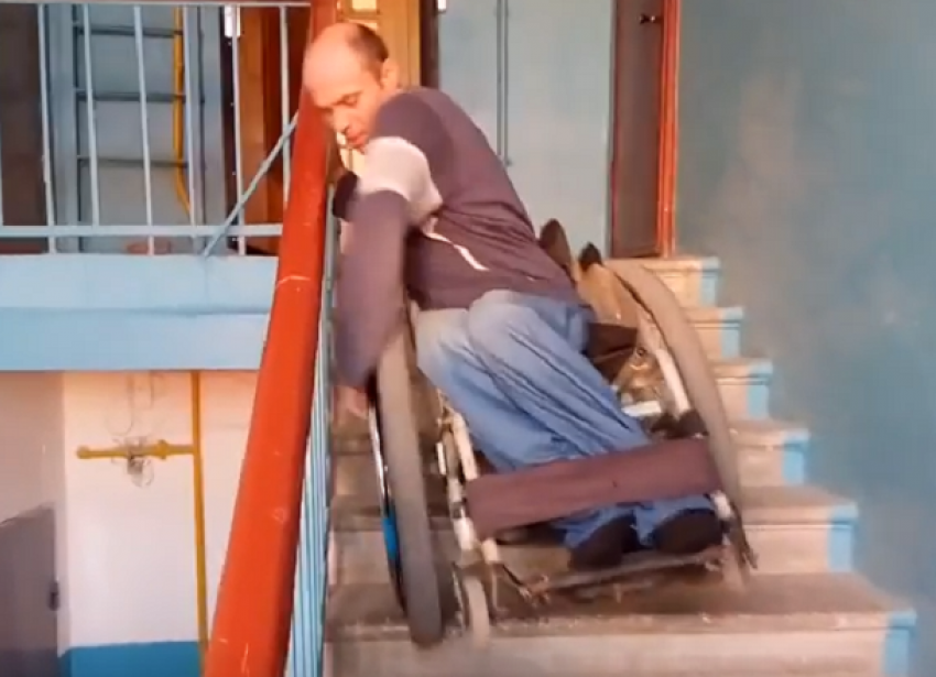 Волгоградский инвалид научился подниматься на руках на пятый этаж