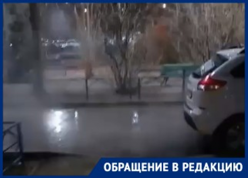 Горячая вода затопила дорогу у планетария в центре Волгограда