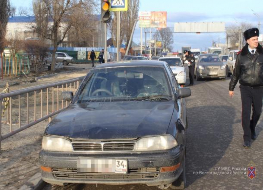 В Волгограде лихач на Toyota Camry сбил 5-летнего ребенка и двоих взрослых на «зебре» 