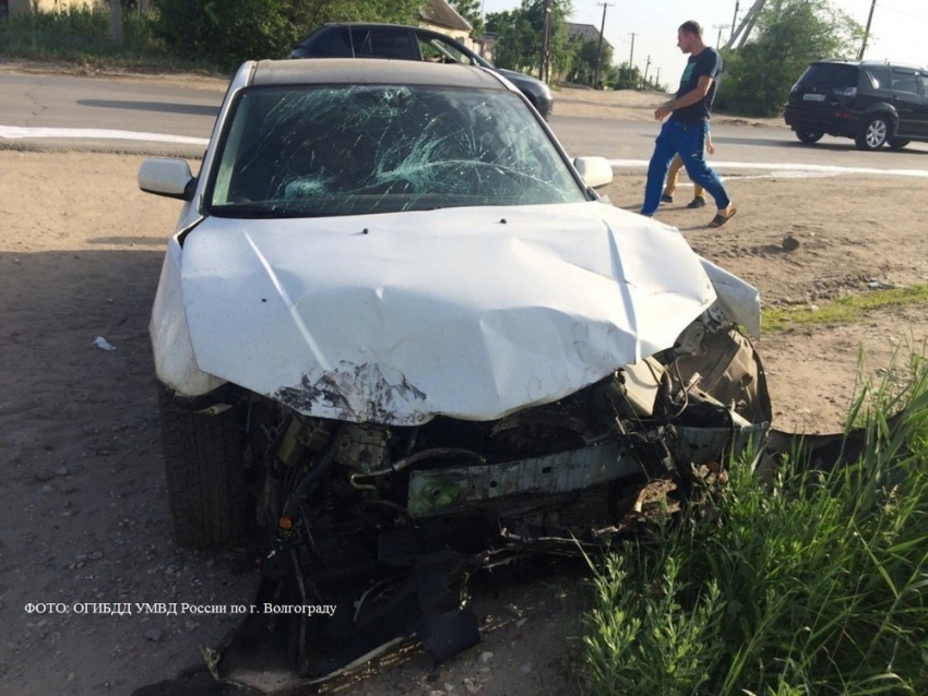 В Волгограде автоледи на Mazda протаранила грузовик: 2 пострадали