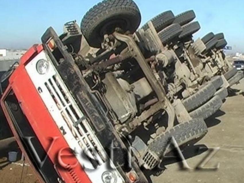 В Волгоградской области опрокинулся грузовик с нефтью