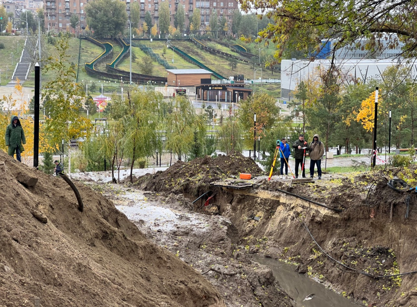 Волгоградцам объяснили сложности при ремонте оставившего без воды два района коллектора