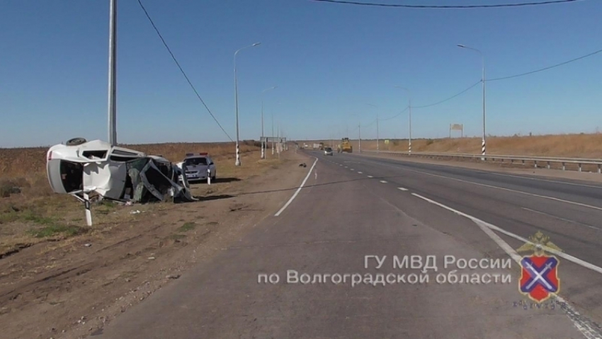 Под Волгоградом водитель Renault протаранил ЛЭП и погиб: пассажирка в больнице