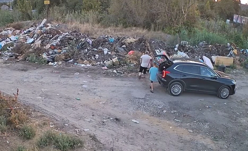 Труп собаки выбросили на свалку мужчина с ребенком в Волгограде