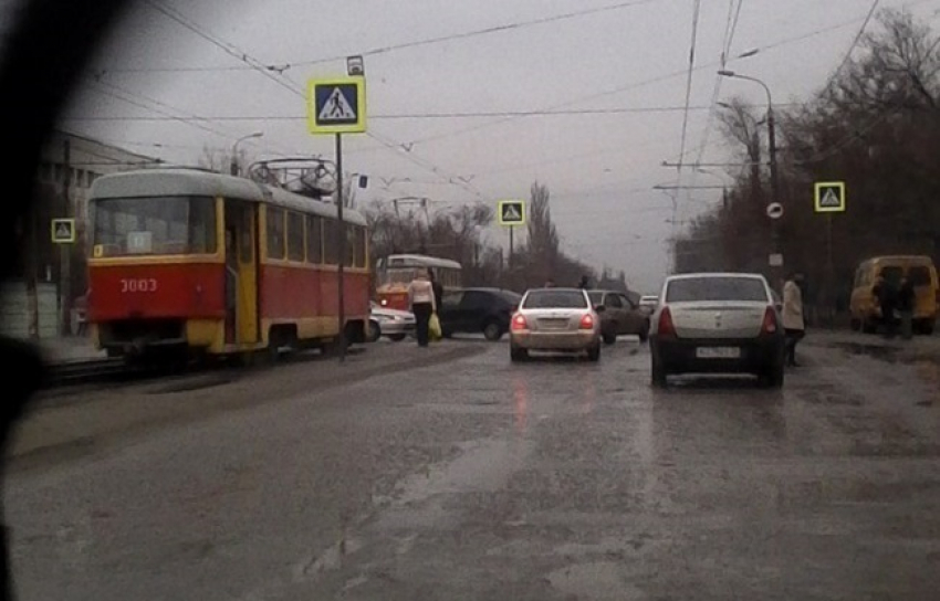 В Волгограде ДТП парализовало движение трамваев в час пик 