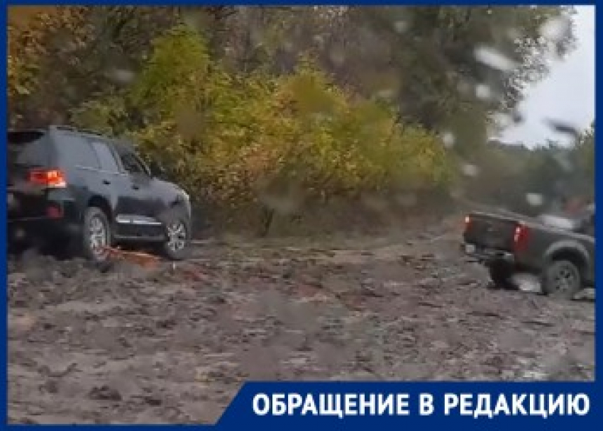 «Добирались 10 часов»: грязевая дорога затянула несколько машин под Волгоградом