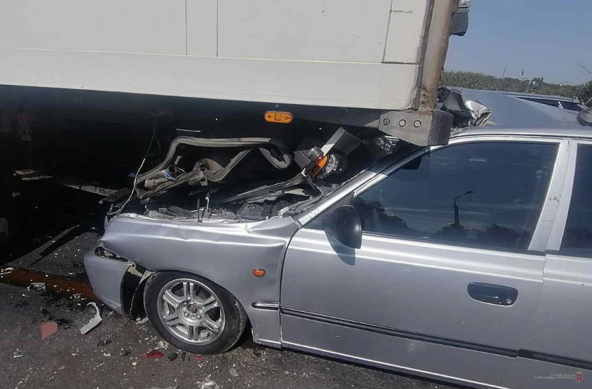 Отвлекшийся водитель Hyundai влетел под фуру в Волгограде
