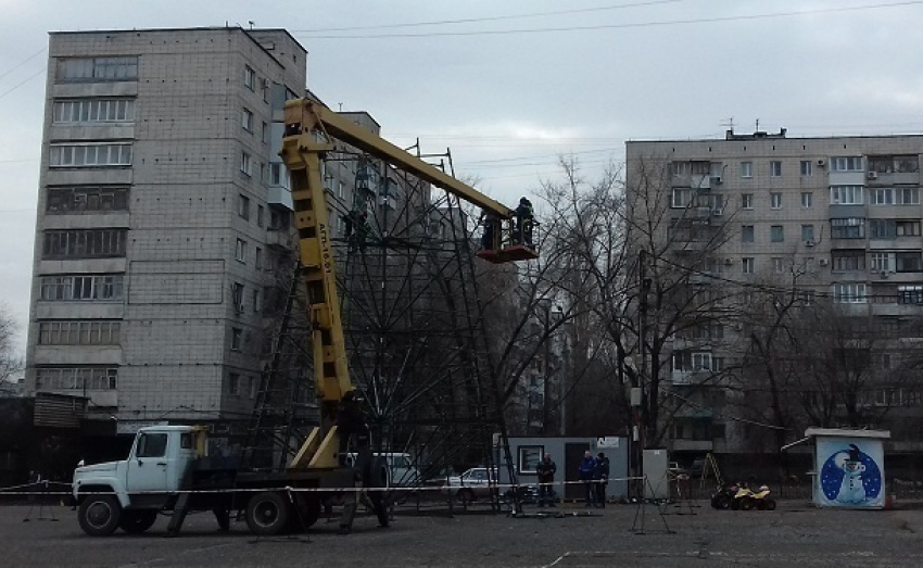 В районах Волгограда опаздывают с установкой праздничных елок