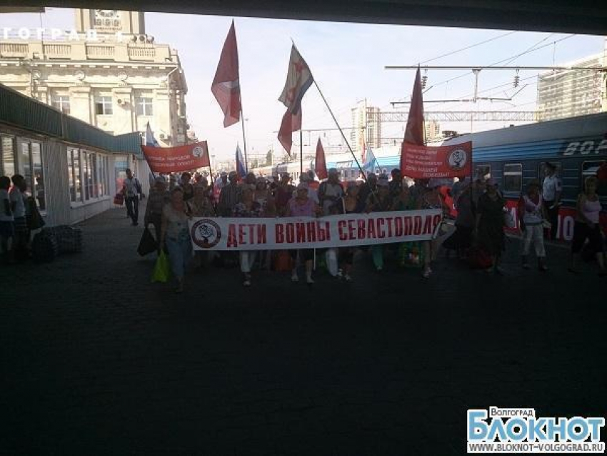 В Волгоград прибыл ретро-поезд с гостями байк-шоу [фоторепортаж]