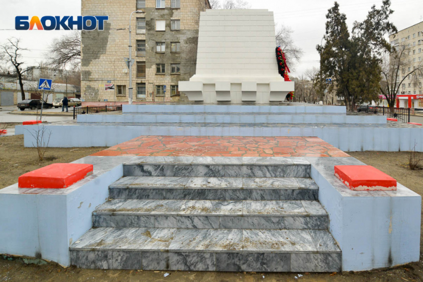 Волгоградец потребовал привести в порядок все памятники до 9 мая