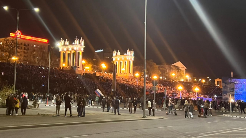 В Волгограде на набережной собралась многотысячная толпа ради концерта Валерии и фейерверка