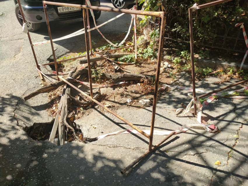 «А если ребенок пострадает?»: в центре Волгограда два года не могут устранить уродливый провал
