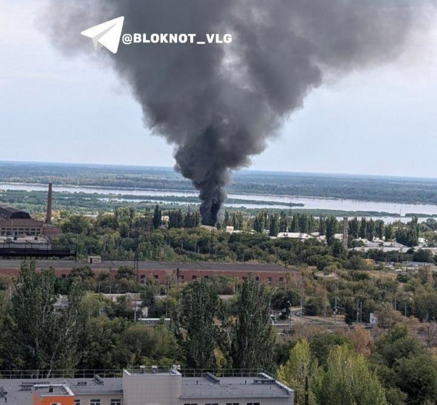 Мощный столб дыма напугал волгоградцев 