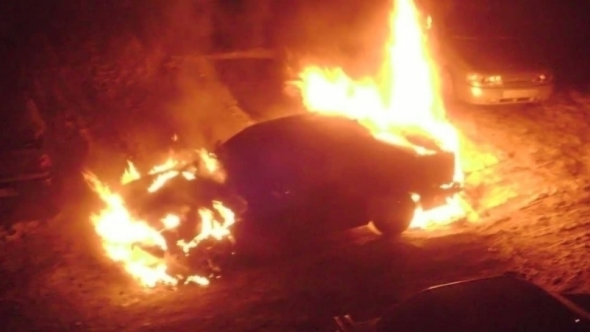 На севере Волгограда ночью злоумышленники сожгли Ford и «Волгу"