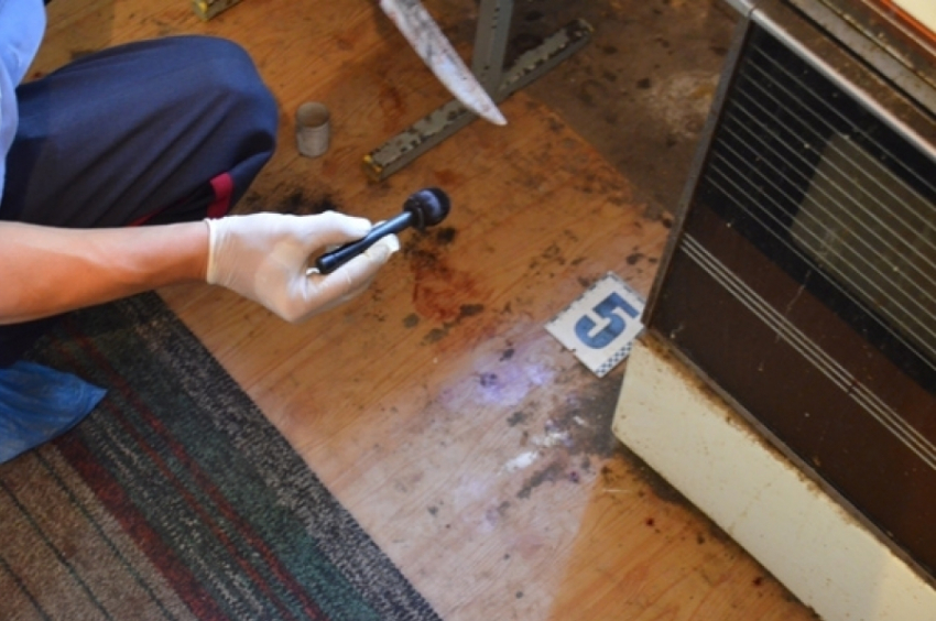 В Волжском мужчина жестоко изрезал ножом 21-летнюю возлюбленную