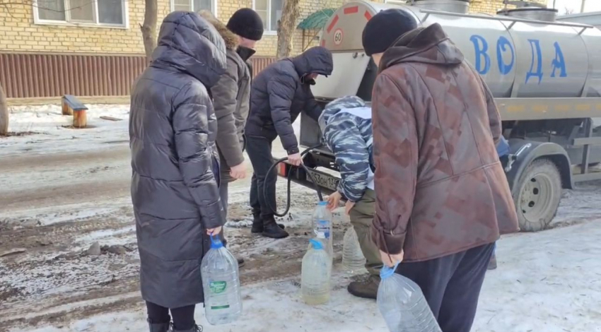 После недельного отсутствия ХВС волгоградцы массово жалуются на запах хлорки