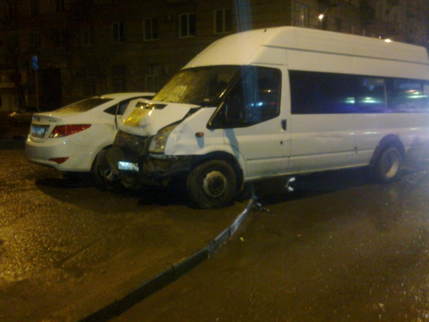 В центре Волгограда 24-летняя автоледи протаранила маршрутку № 90а