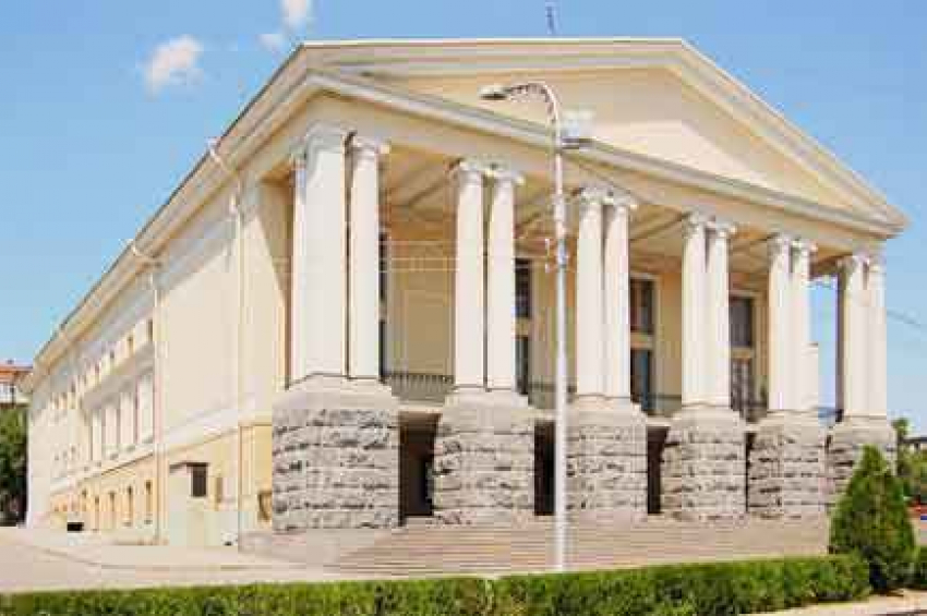 В Волгограде 100 работников Музкомедии публично высказали претензии директору