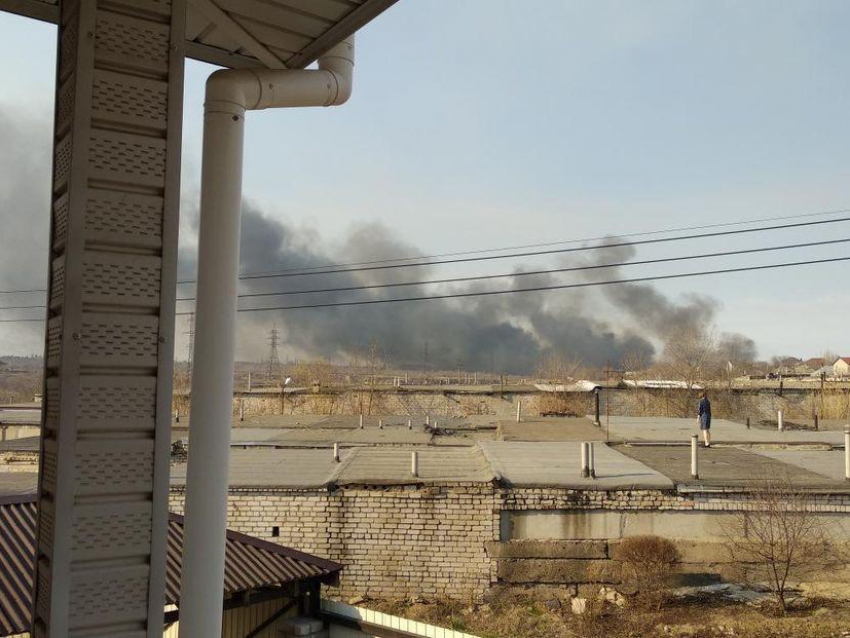 Ветер осложняет тушение: крупный пожар в Дзержинском районе Волгограда