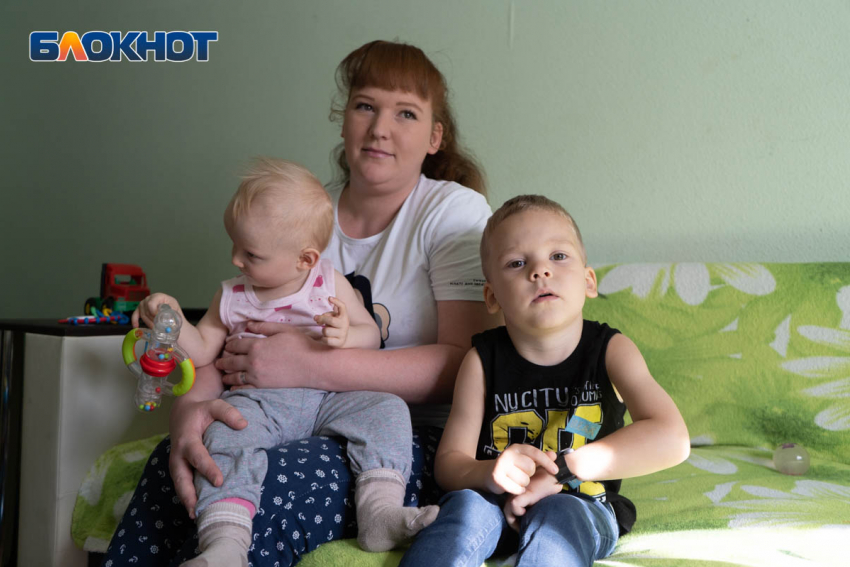 «Скажу честно, мысли об аборте возникали»: сирота из Волгограда одна воспитывает двоих детей на 13 квадратных метрах