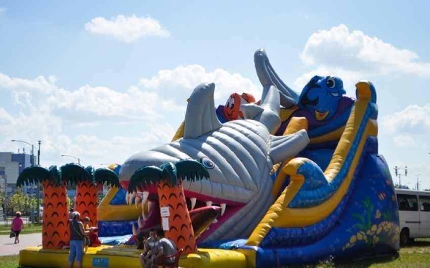 В Волжском 6-летний мальчик попал в больницу после падения с резиновой горки