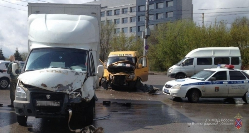 Из-за водителя четверо пассажиров маршрутки попали на больничные койки в Волгограде