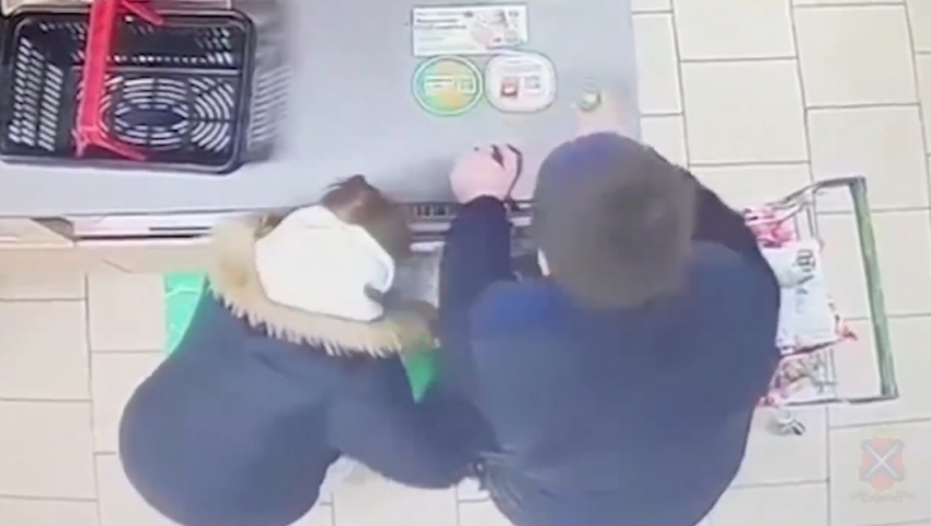 Гору продуктов нагло украла семья волгоградских зумеров и попала на видео