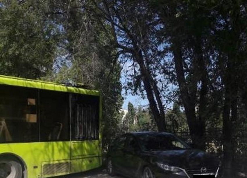 Автобус Volgabus «припарковался» на автомобиль мамочки и школьный забор в Волгограде