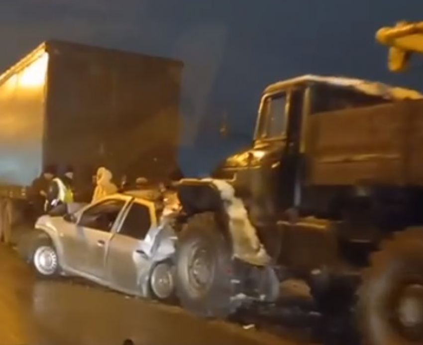 В Волгограде иномарку расплющило между грузовиками: видео с места ДТП