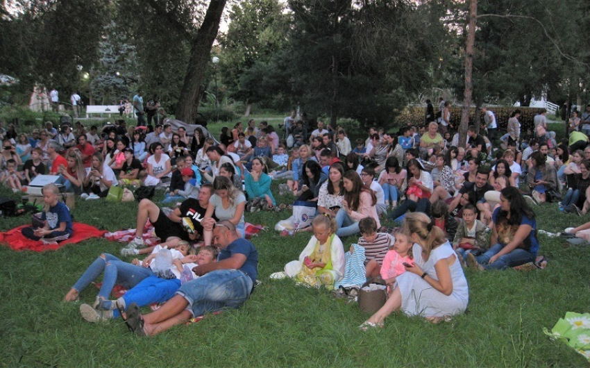 Волгоградцев бесплатно приглашают на фильм «Дюплекс» в Комсомольский сад