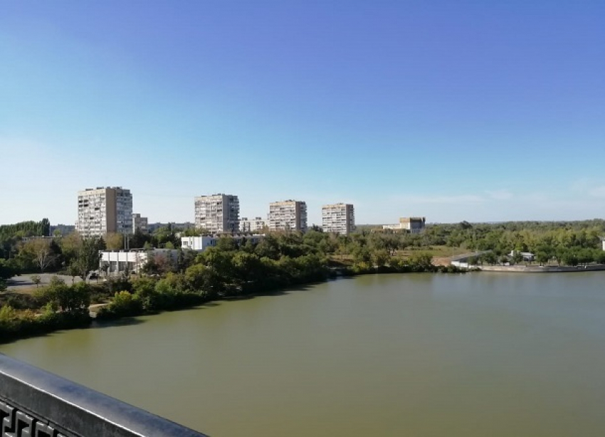 Тело женщины обнаружили в воде напротив заброшенного парка «Дружба» в Волгограде