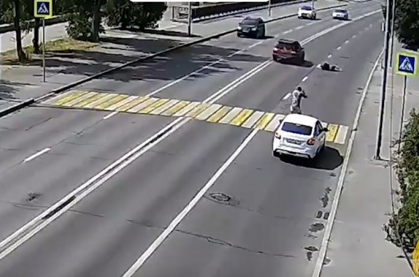 Иномарка на скорости сбила пешехода на «зебре» на Нулевой продольной в Волгограде  — видео 